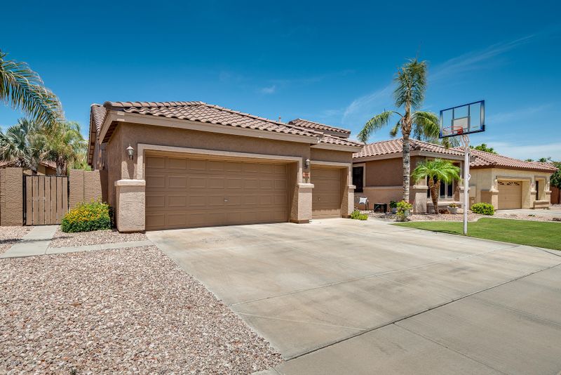 6766 W Sonnet Dr, Glendale, AZ 85308