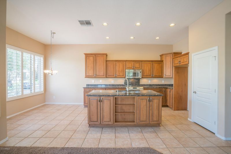 6802 W Abraham Ln, Glendale, AZ 85308