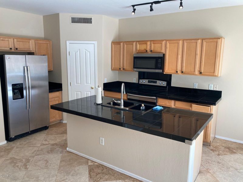 6810 S 40th Dr, Phoenix, AZ 85041