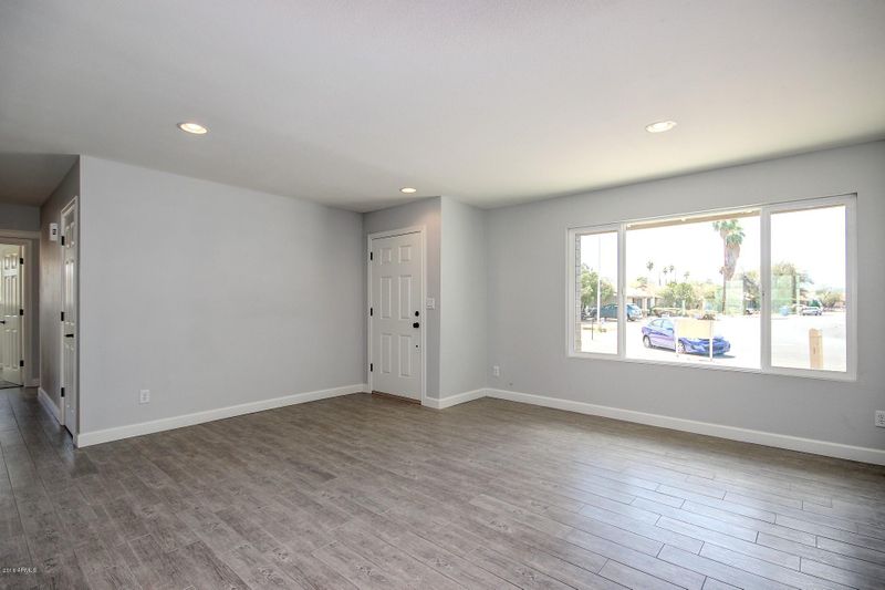 6815 S 44th St, Phoenix, AZ 85042