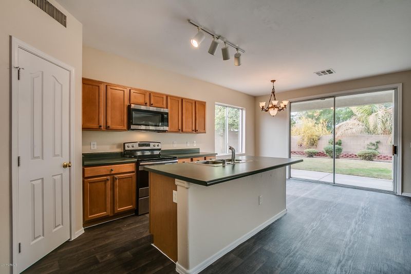 6818 S 40th Dr, Phoenix, AZ 85041