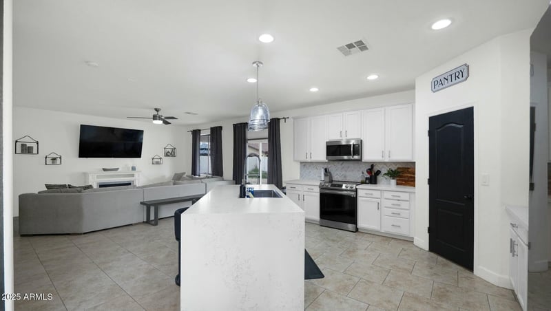 6818 St Catherine Ave, Laveen, AZ 85339