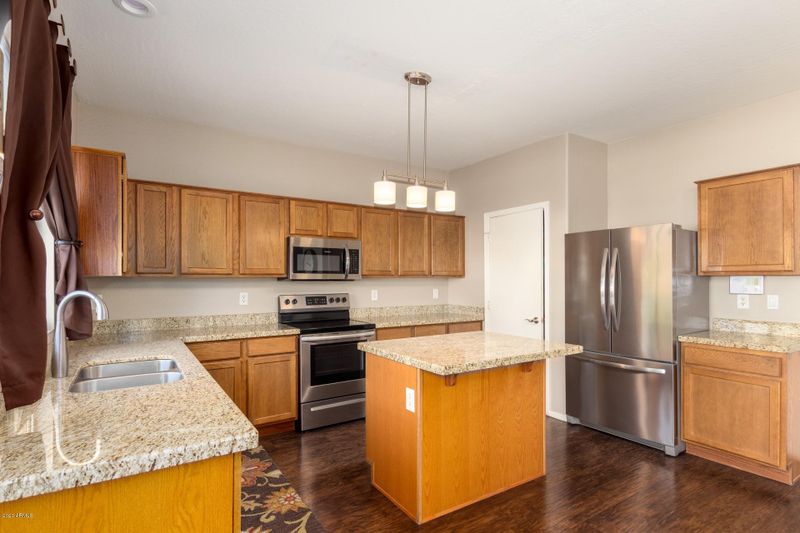 6826 S 38th Ln, Phoenix, AZ 85041