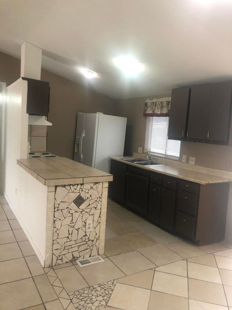 6842 W Glendale Ave, Glendale, AZ 85303