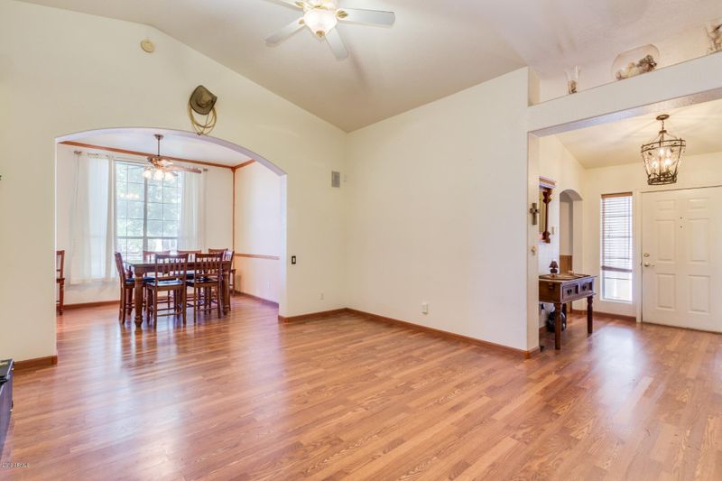 6904 W Robin Ln, Glendale, AZ 85310