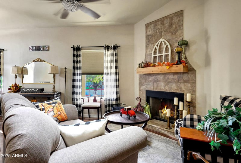 6915 Oraibi Dr, Glendale, AZ 85308