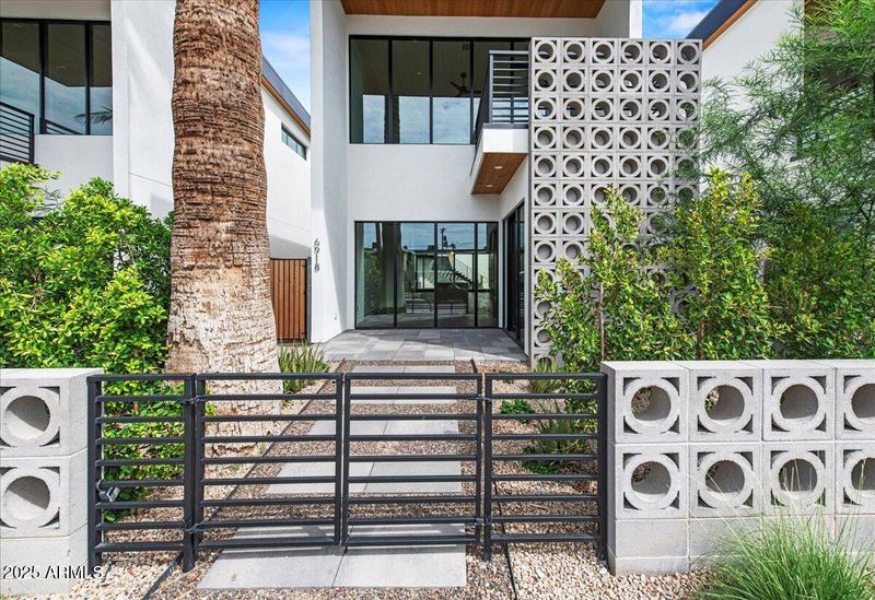 6918 E 2nd St, Scottsdale, AZ 85251