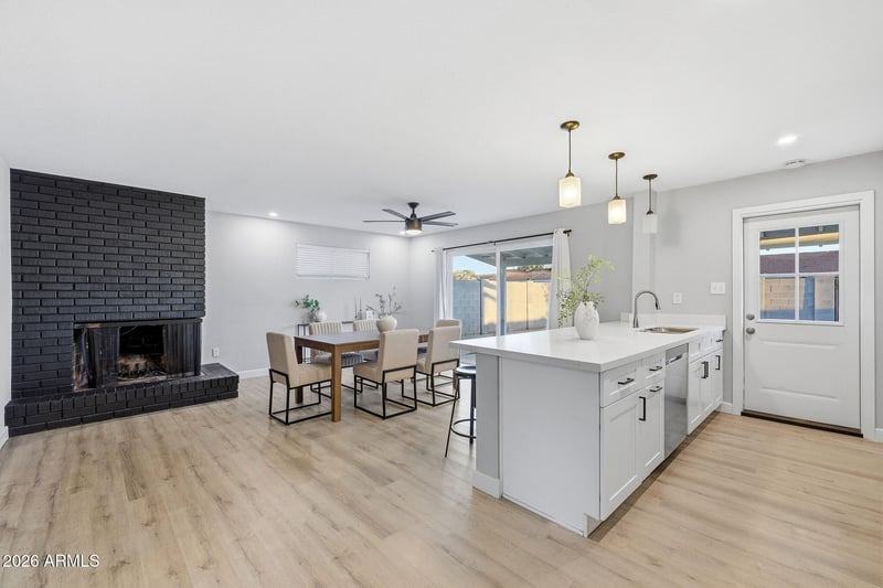 7 Balboa Dr, Tempe, AZ 85282