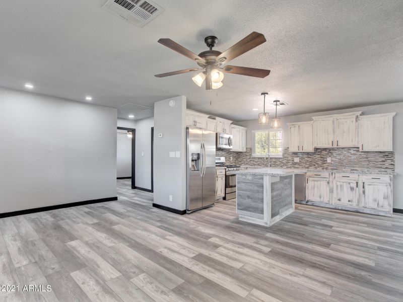 7009 N 77 Ave, Glendale, AZ 85303
