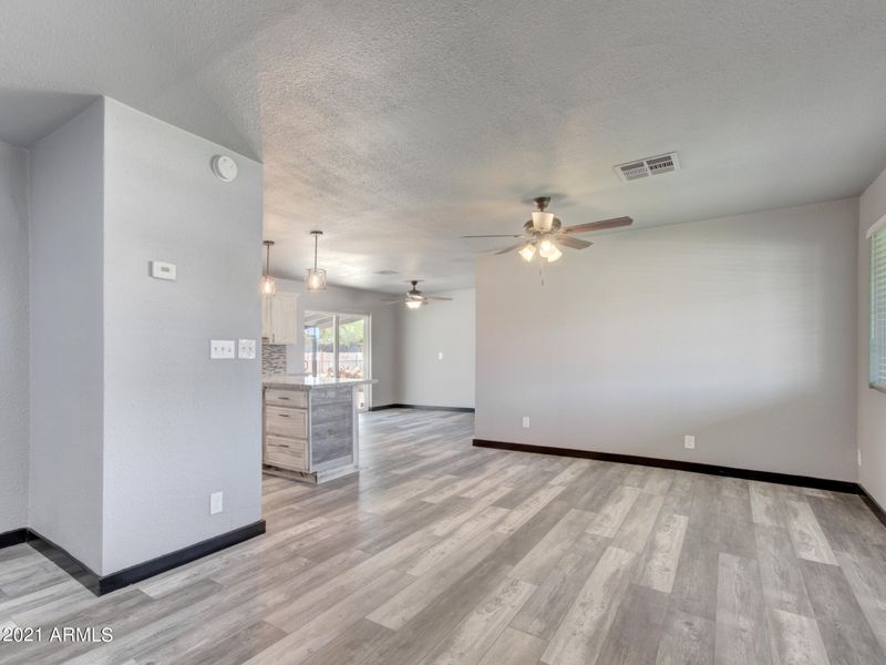 7009 N 77 Ave, Glendale, AZ 85303
