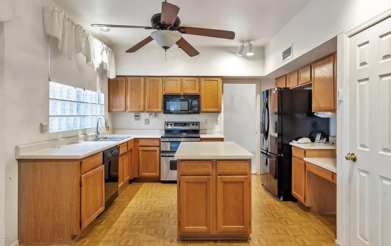 7028 W Oraibi Dr, Glendale, AZ 85308