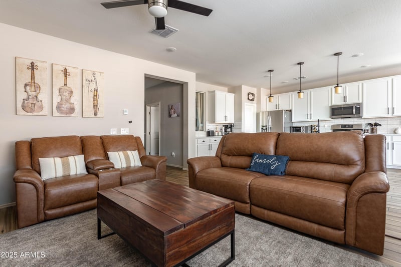 7039 84th Ave, Glendale, AZ 85305
