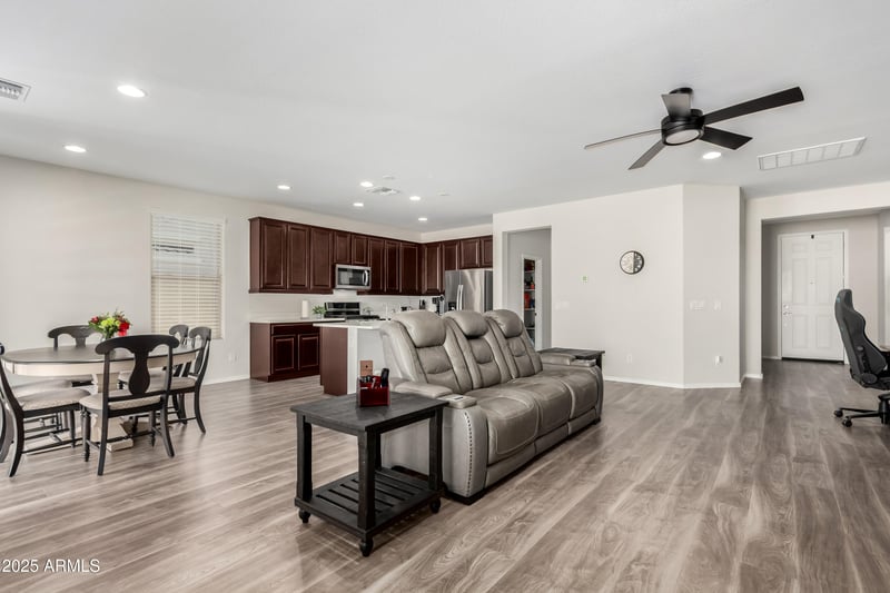 7104 Spur Dr, Peoria, AZ 85383