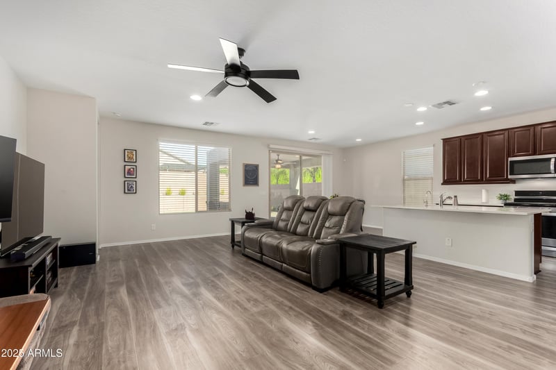 7104 Spur Dr, Peoria, AZ 85383