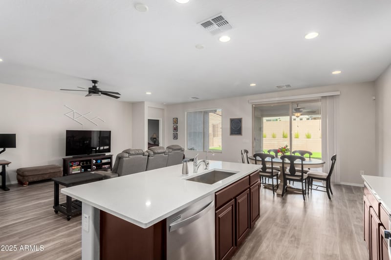 7104 Spur Dr, Peoria, AZ 85383