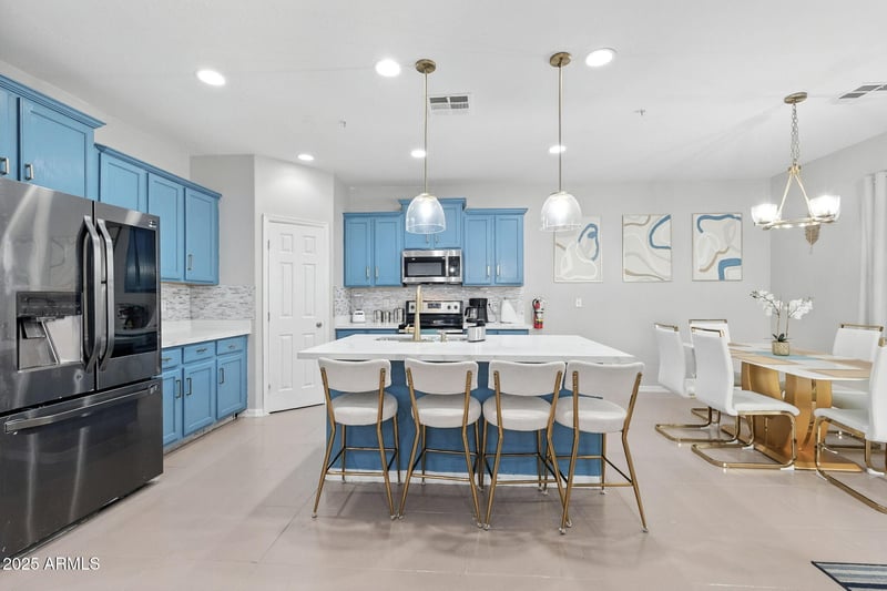 7136 73rd Dr, Glendale, AZ 85303