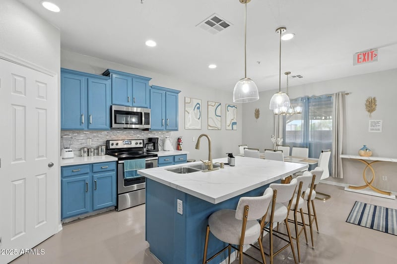 7136 73rd Dr, Glendale, AZ 85303