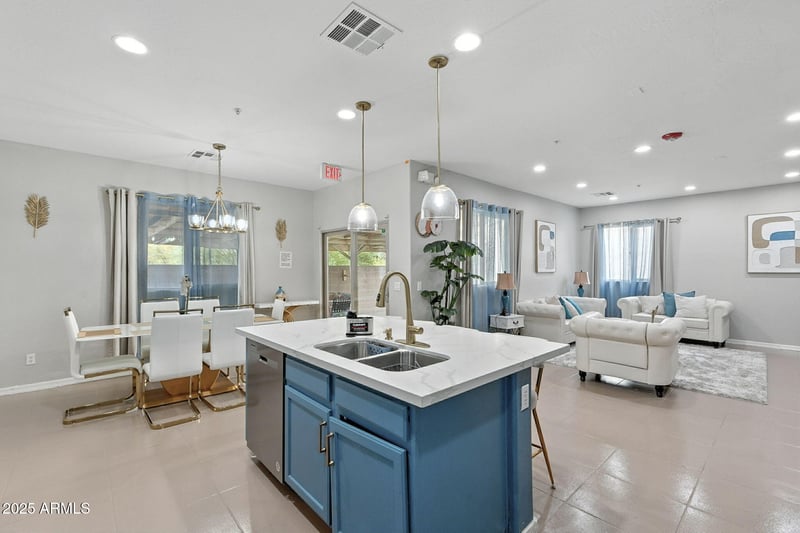 7136 73rd Dr, Glendale, AZ 85303