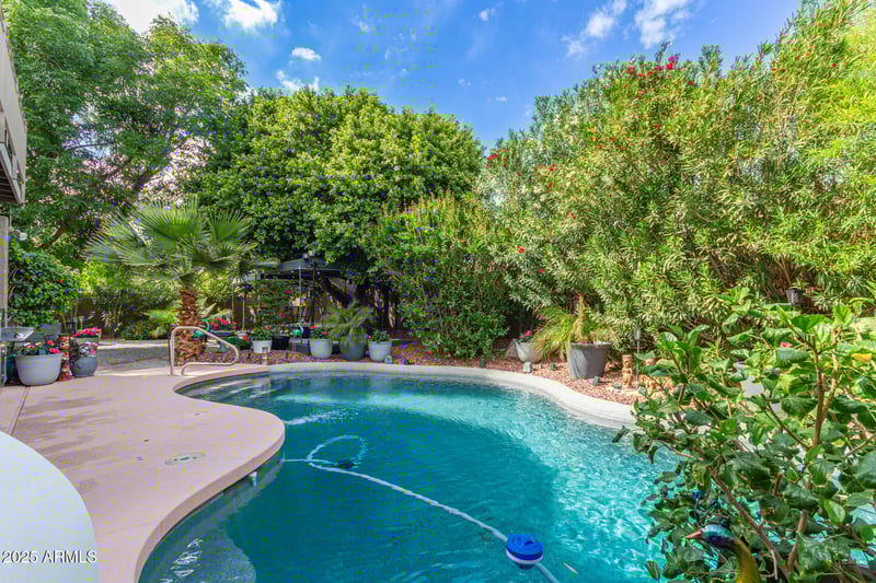 7162 Lone Cactus Dr, Glendale, AZ 85308