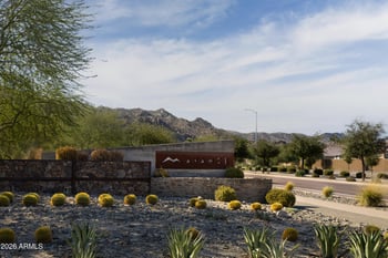 718 E Summerside Rd, Phoenix, AZ 85042