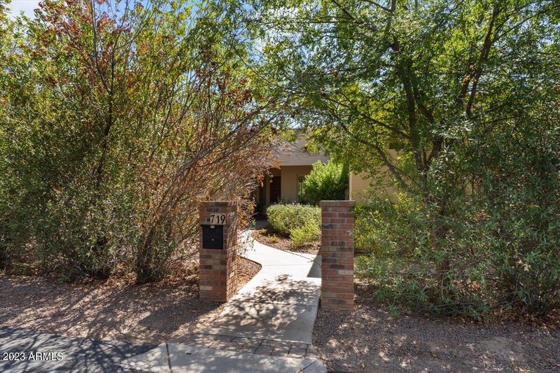 719 E Circle Rd, Phoenix, AZ 85020