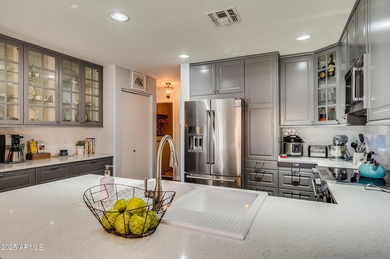 7194 Mohawk Ln, Glendale, AZ 85308