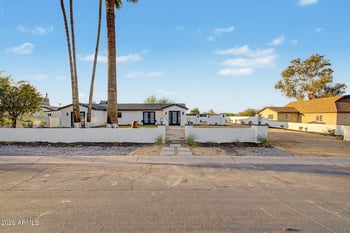 720 E Desert Ln, Phoenix, AZ 85042