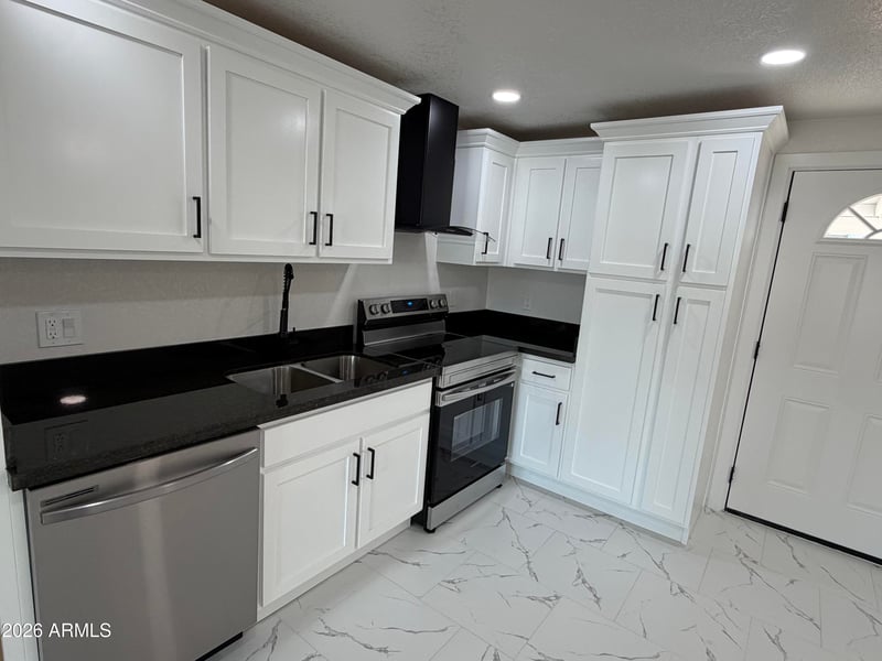 7426 W Holly St, Phoenix, AZ 85035