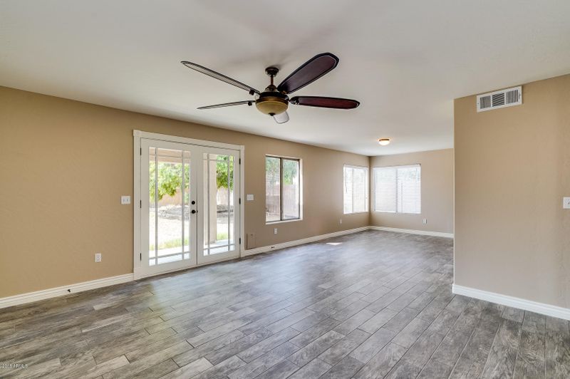 7427 W Aurora Dr, Glendale, AZ 85308
