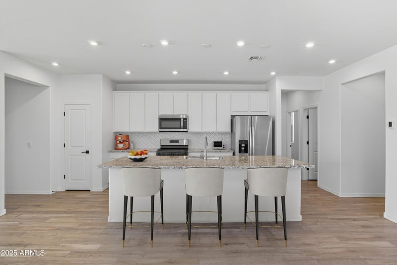 7438 Rose Ln, Glendale, AZ 85303