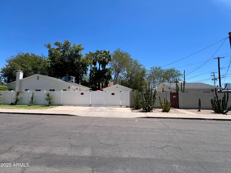 749 Mackenzie Dr, Phoenix, AZ 85013