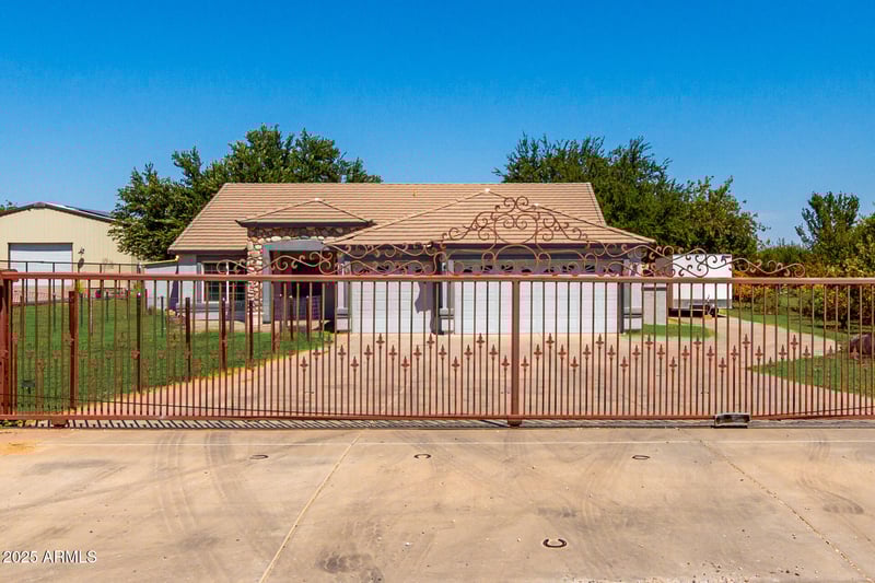 7517 Perryville Rd, Waddell, AZ 85355