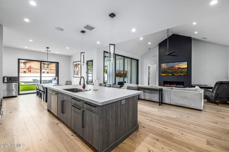 7851 Central Ave, Phoenix, AZ 85020
