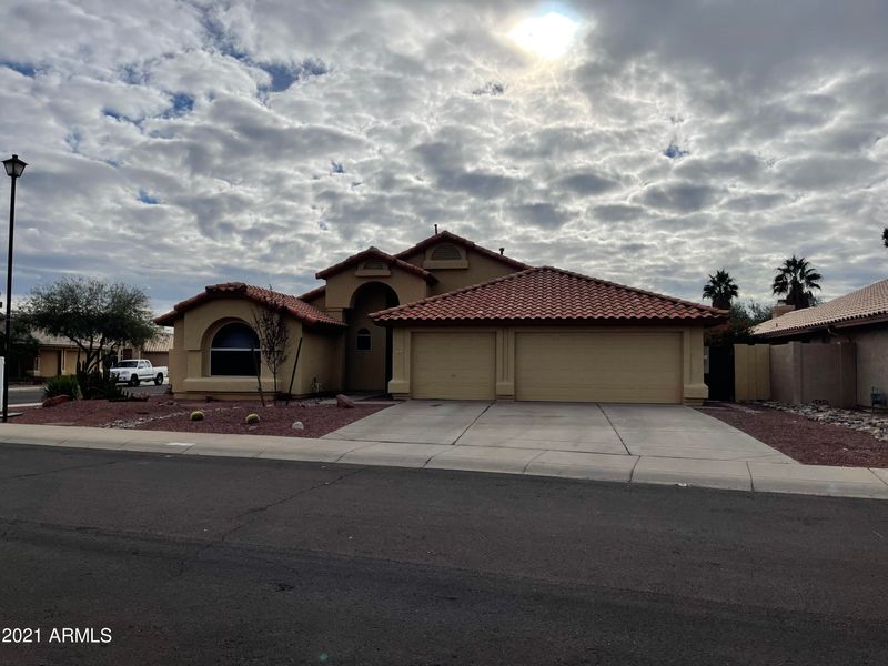 7911 W Adobe Dr, Glendale, AZ 85308
