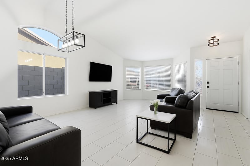 7916 Rose Ln, Glendale, AZ 85303