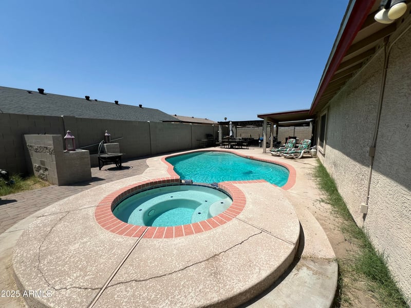 8007 Tuckey Ln, Glendale, AZ 85303