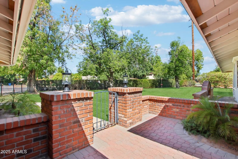 8051 15th Ave, Phoenix, AZ 85021
