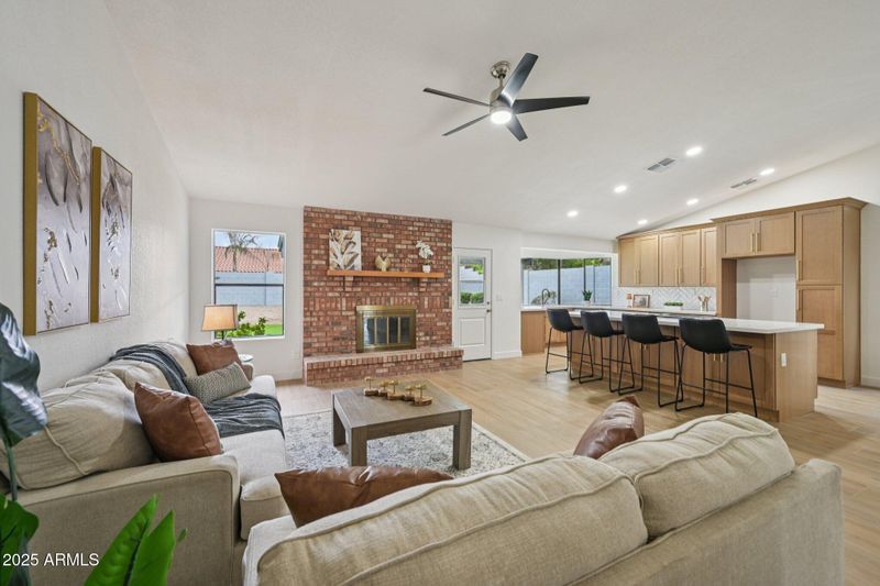 810 E Meadow Ln, Phoenix, AZ 85022