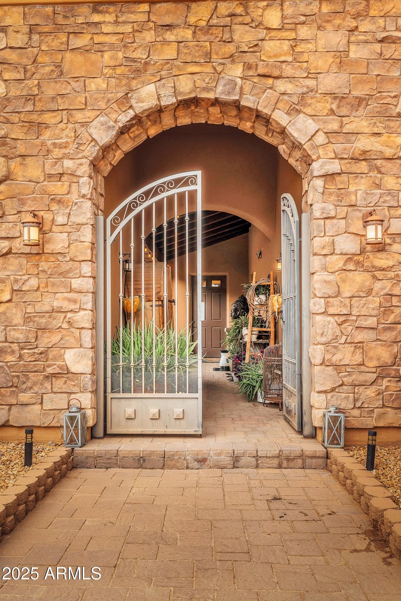 810 Hidden Valley Dr, Phoenix, AZ 85086