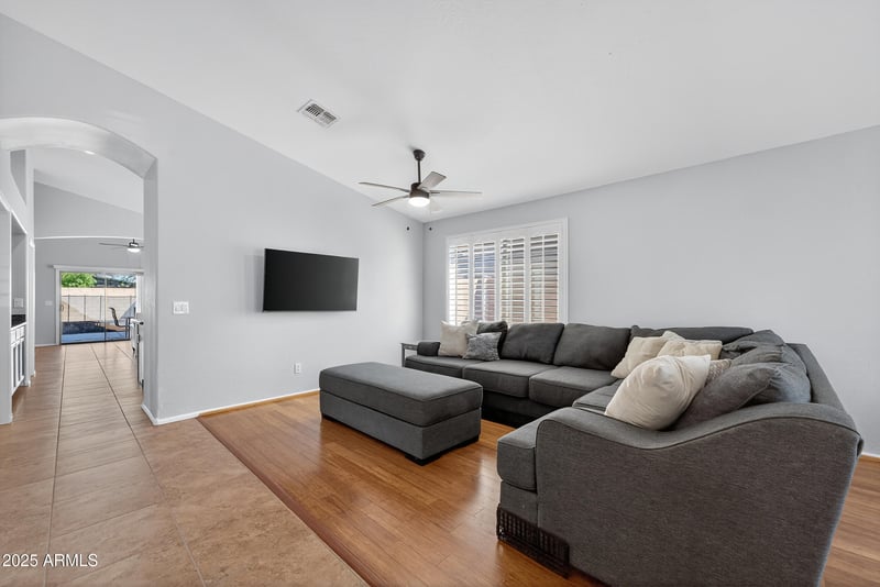 8109 56th Dr, Glendale, AZ 85302