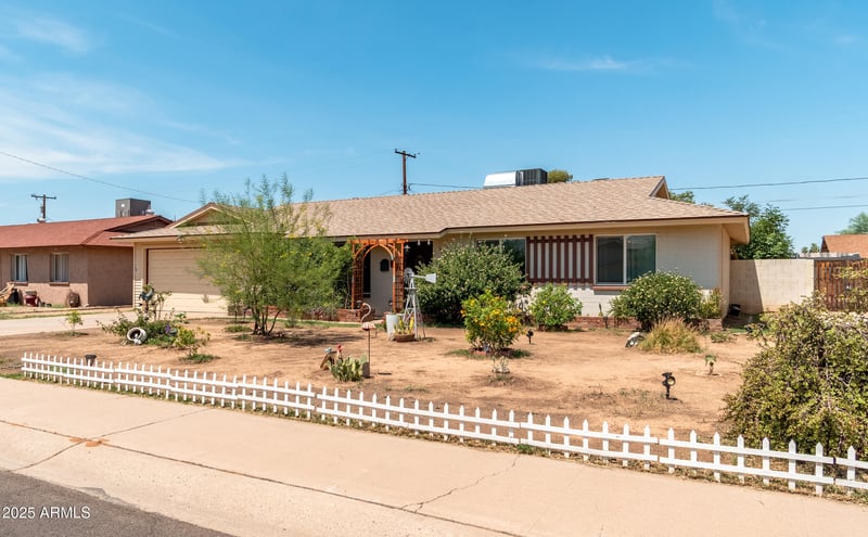 8116 55th Dr, Glendale, AZ 85302