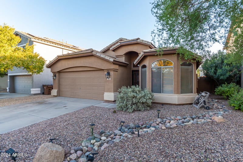 813 Lovegrass Dr, San Tan Valley, AZ 85143