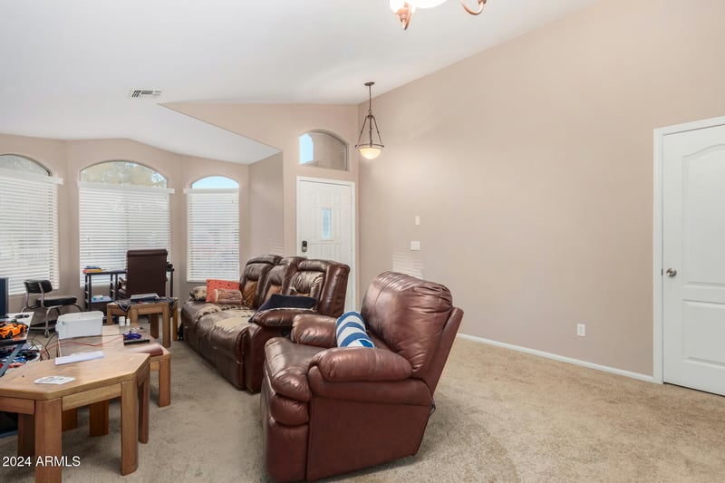 813 Lovegrass Dr, San Tan Valley, AZ 85143