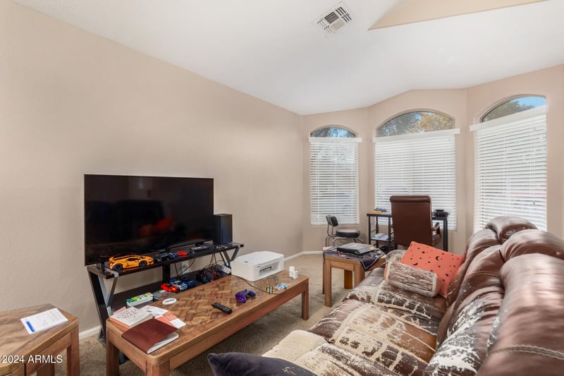 813 Lovegrass Dr, San Tan Valley, AZ 85143