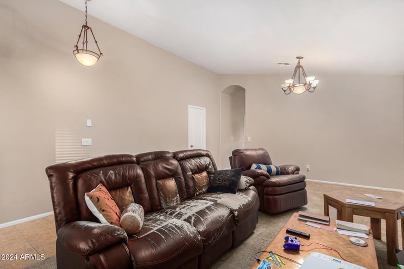 813 Lovegrass Dr, San Tan Valley, AZ 85143