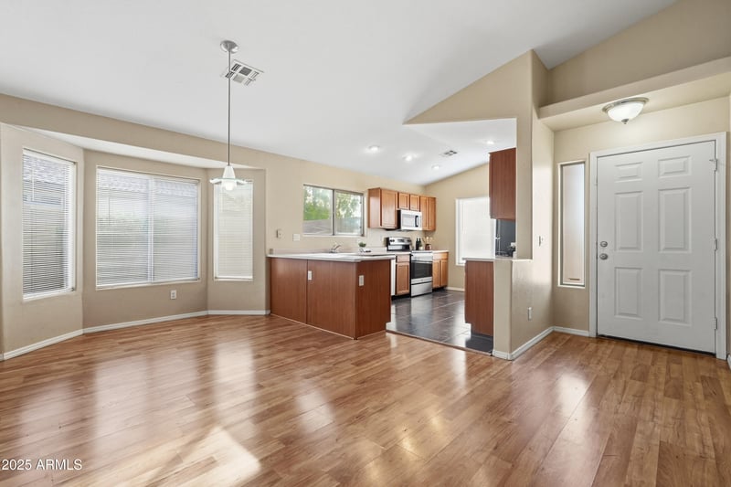 8132 Hammond Ln, Phoenix, AZ 85043