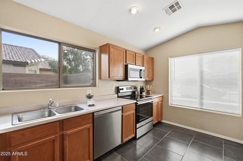 8132 Hammond Ln, Phoenix, AZ 85043