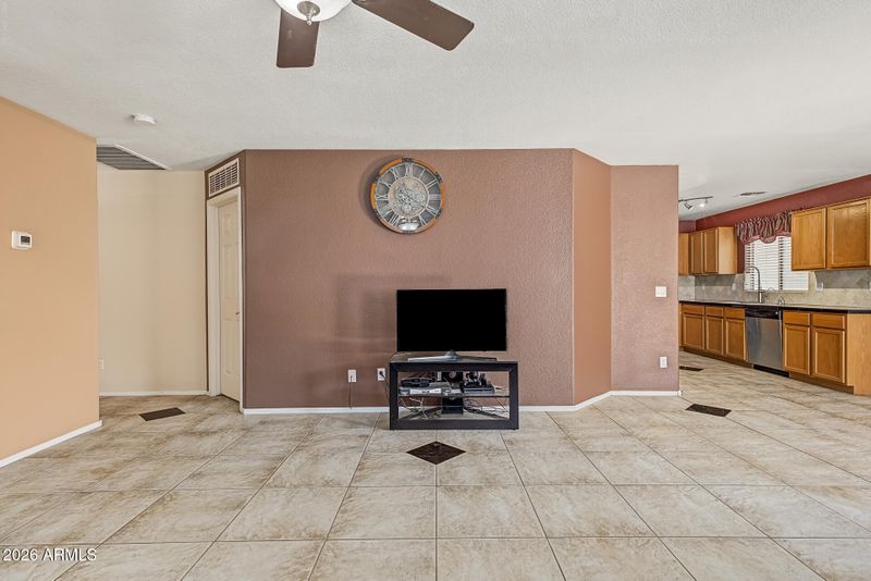 821 E Nardini St, San Tan Valley, AZ 85140