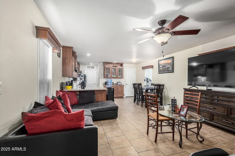 821 Kachina Trl, Phoenix, AZ 85040
