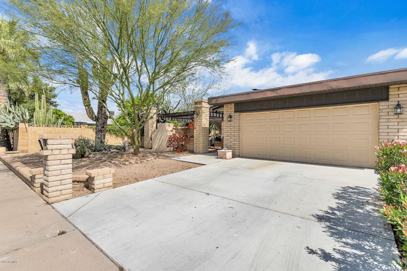 8215 N 49th Dr, Glendale, AZ 85302